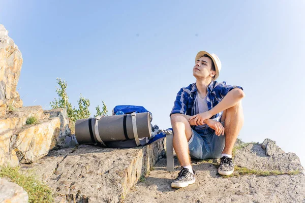 Genç erkek uzun yürüyüşe çıkan kimse oturan ve bir mounain dinlenme — Stok fotoğraf