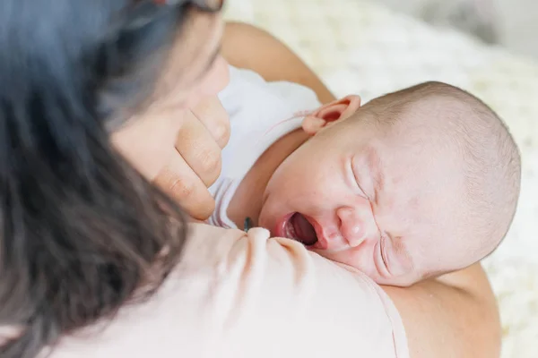 Giovane madre che tiene in braccio un neonato — Foto Stock