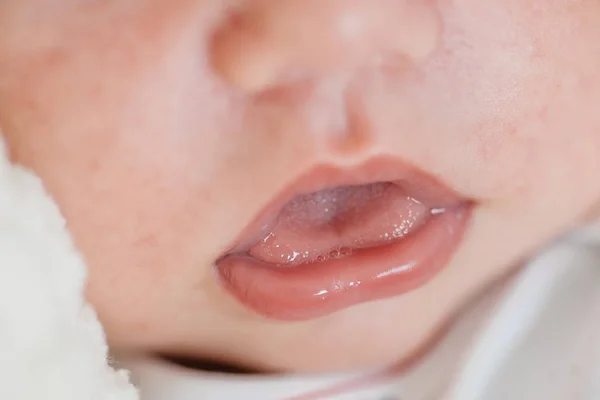Schattige pasgeboren baby op de eerste maanden van het leven — Stockfoto