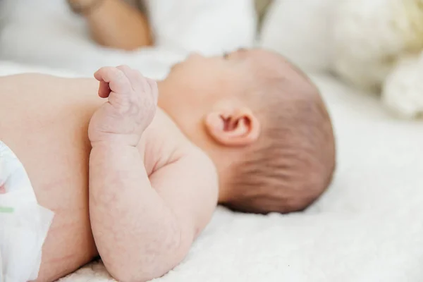 Yaşamın ilk ay üzerinde şirin yeni doğan bebek — Stok fotoğraf