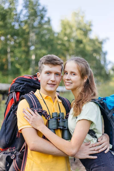 Para turystów z plecakami, wędrówki w lesie — Zdjęcie stockowe