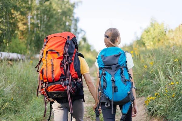 Birkaç turist bir ormanda hiking sırt çantaları — Stok fotoğraf