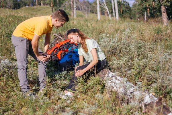 Bacak ve kas ağrısı olan kadın turist zarar — Stok fotoğraf