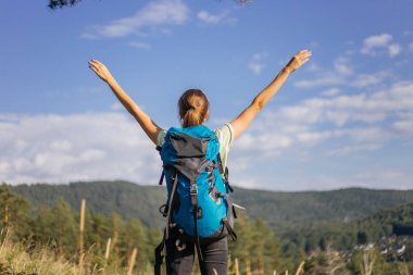 bir dağın tepesinde gezmiş ve manzarayı Turizm