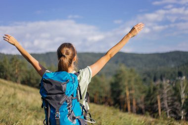 bir dağın tepesinde gezmiş ve manzarayı Turizm