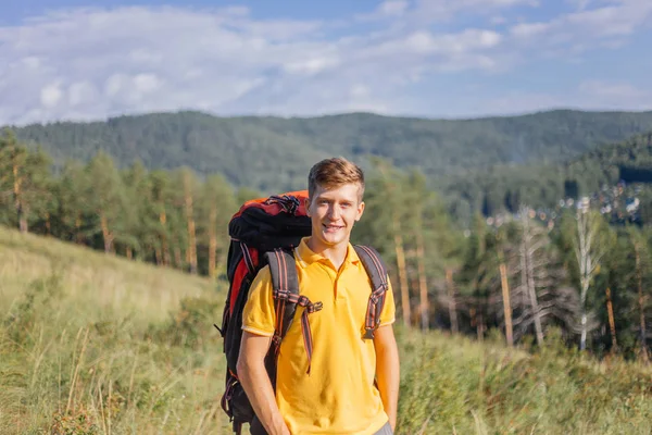 Tourist hiked on top of a mountain and enjoying the view — Stock Photo, Image