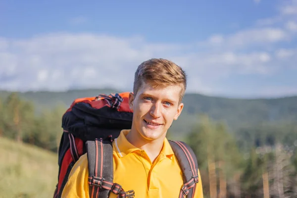 Turist vandrade på toppen av ett berg och njuter av utsikten — Stockfoto