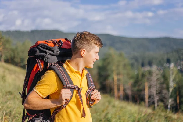 Turista caminhou no topo de uma montanha e desfrutar da vista — Fotografia de Stock