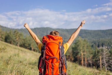 bir dağın tepesinde gezmiş ve manzarayı Turizm