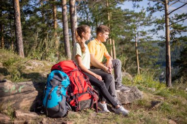 birkaç turist bir ormanda hiking sırt çantaları