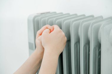 Soğuk algınlığı ve grip evde hasta genç kadınla