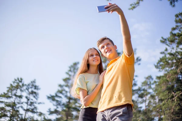 İki yürüyüşçü dağın tepesinde selfie çekiyor. — Stok fotoğraf