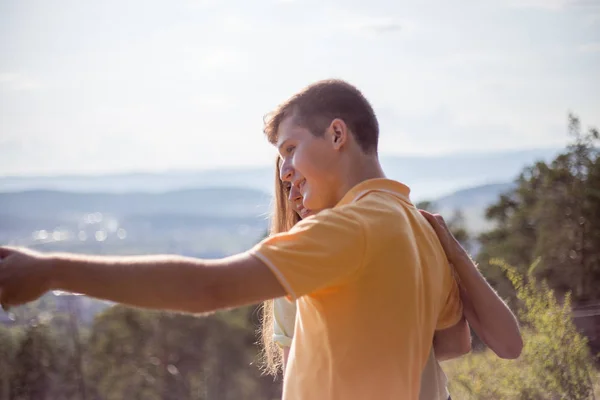 Dois caminhantes tirando selfie no topo da montanha — Fotografia de Stock