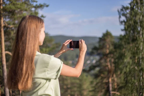 Uzun yürüyüşe çıkan kimse bir dağ bir cep telefonu ile fotoğraf çekme — Stok fotoğraf