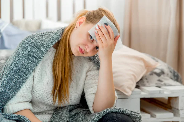 Giovane donna malata con raffreddore e influenza a casa — Foto Stock