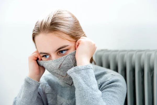 Хвора молода жінка з застудою і грипом вдома — стокове фото