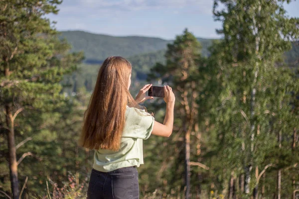 Uzun yürüyüşe çıkan kimse bir dağ bir cep telefonu ile fotoğraf çekme — Stok fotoğraf