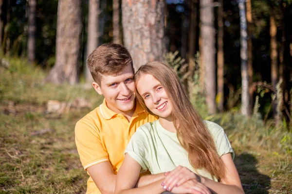 Junges verliebtes Paar spaziert gemeinsam durch den Wald — Stockfoto