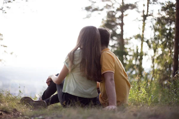 Junges verliebtes Paar spaziert gemeinsam durch den Wald — Stockfoto