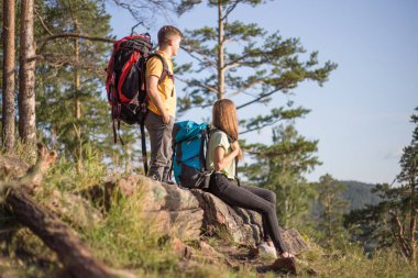 birkaç turist bir dağa hiking sırt çantaları