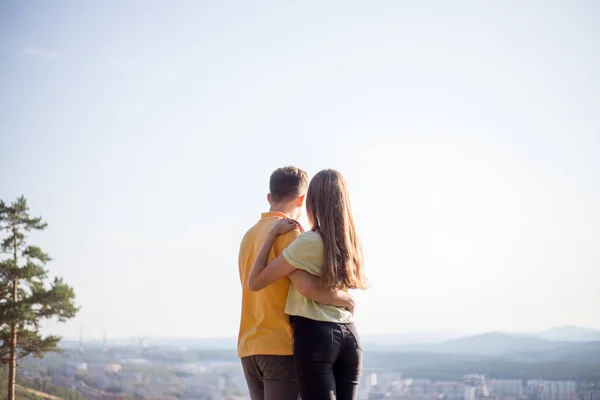 Couple of tourists with backpacks hiking on top of a mountain — Stock Photo, Image