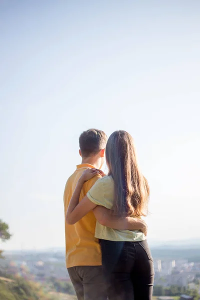 Paar Touristen mit Rucksäcken wandern auf einem Berg — Stockfoto