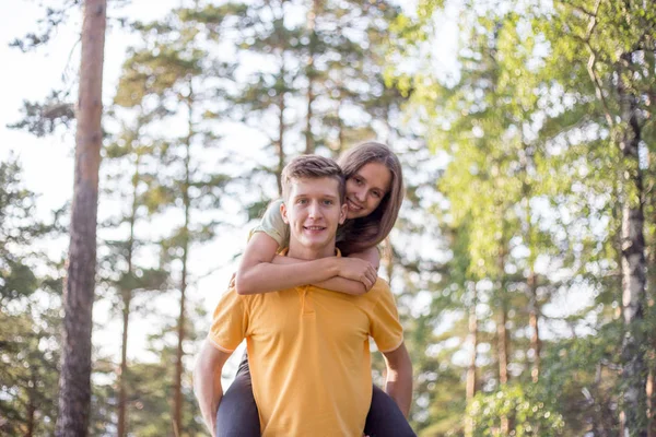Молода пара закохана ходьба в лісі разом — стокове фото