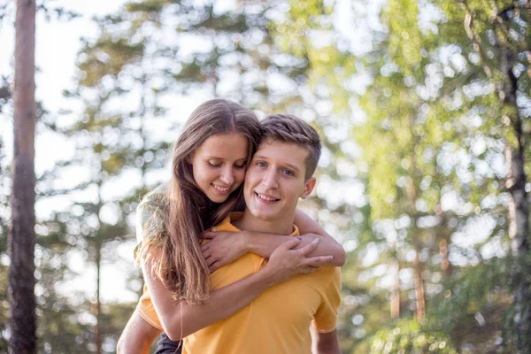 Jovem casal apaixonado andando na floresta juntos — Fotografia de Stock