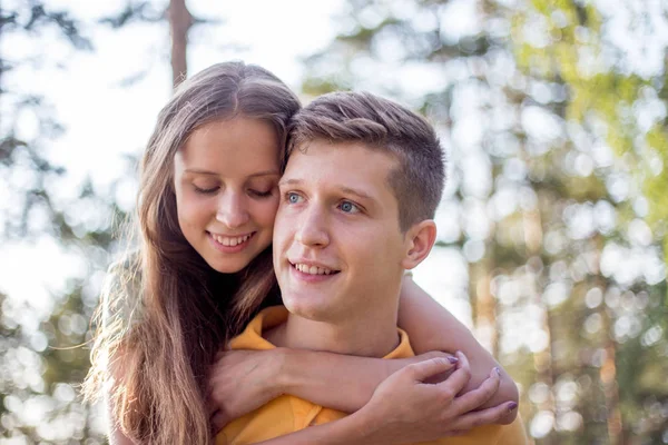 Portrait Jeune Couple Amoureux Marchant Ensemble Dans Forêt — Photo