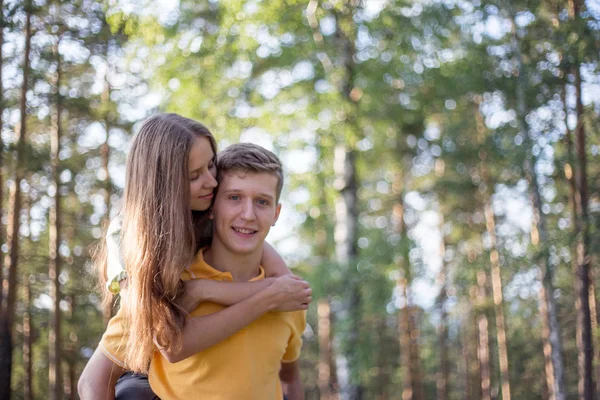 Jovem casal apaixonado andando na floresta juntos — Fotografia de Stock