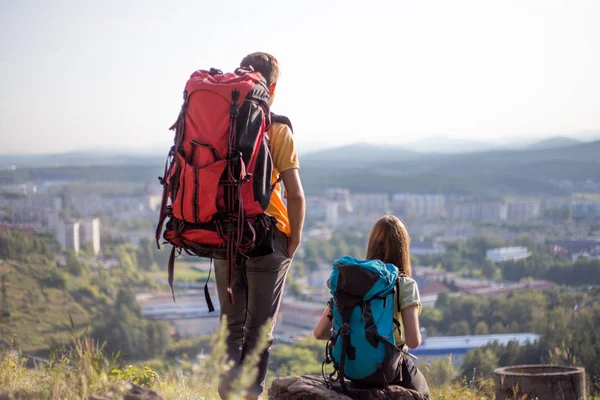 Birkaç turist bir dağa hiking sırt çantaları — Stok fotoğraf