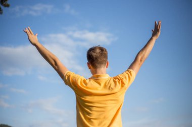 bir dağın tepesinde gezmiş ve manzarayı Turizm