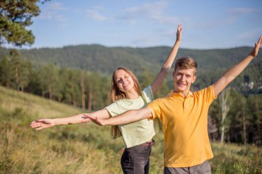 bir dağın tepesinde gezmiş ve manzarayı turist