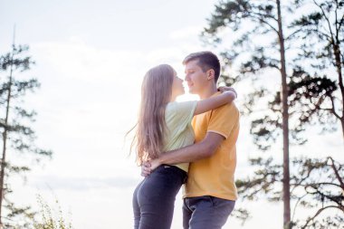 birlikte ormanda yürüyüş aşık genç çift