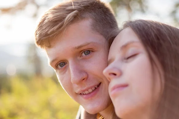 Jovem casal apaixonado andando na floresta juntos — Fotografia de Stock