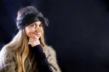 Cadı kostüm giyen genç bir kadın