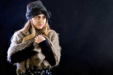 Cadı kostüm giyen genç bir kadın