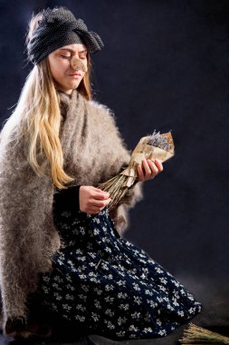 Cadı kostüm giyen genç bir kadın