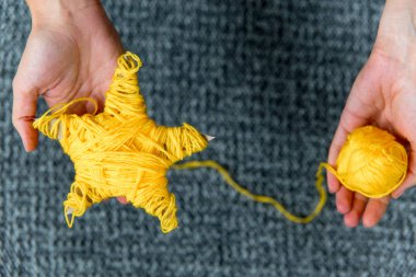 oyuncak bir sarı örme beş köşeli yıldız şeklinde