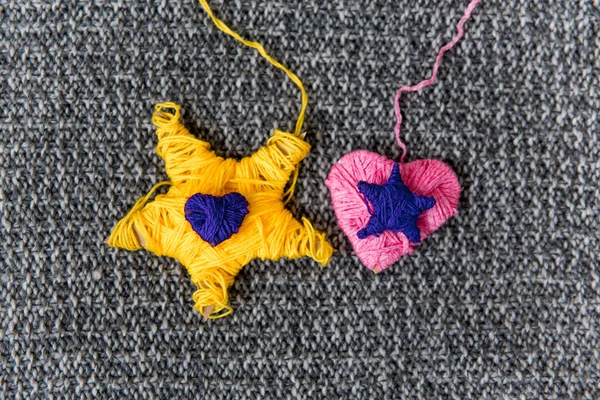 Un jouet en forme d'étoile jaune tricoté à cinq branches — Photo