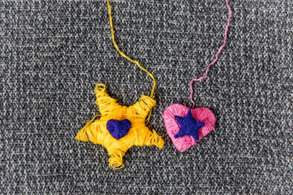 Een gele gebreide vijf-puntige ster vormig speelgoed — Stockfoto