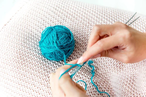 Örgü yün, en iyi görünümü ile eller