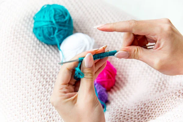 Mãos femininas tricô com lã, vista superior — Fotografia de Stock