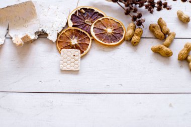 Ahşap arka plan üzerinde Noel şeyler kümesi