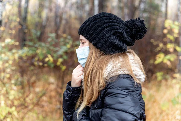 Холод і грип. Жінка з маскою для обличчя — стокове фото