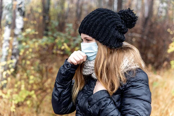 Холод і грип. Жінка з маскою для обличчя — стокове фото