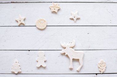 Ahşap arka plan üzerinde Noel şeyler kümesi