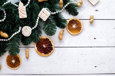 Ahşap arka plan üzerinde Noel şeyler kümesi