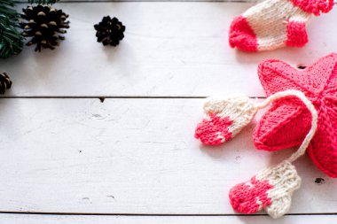 Ahşap arka plan üzerinde Noel şeyler kümesi