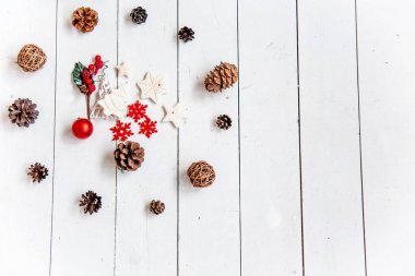 Ahşap arka plan üzerinde Noel şeyler kümesi